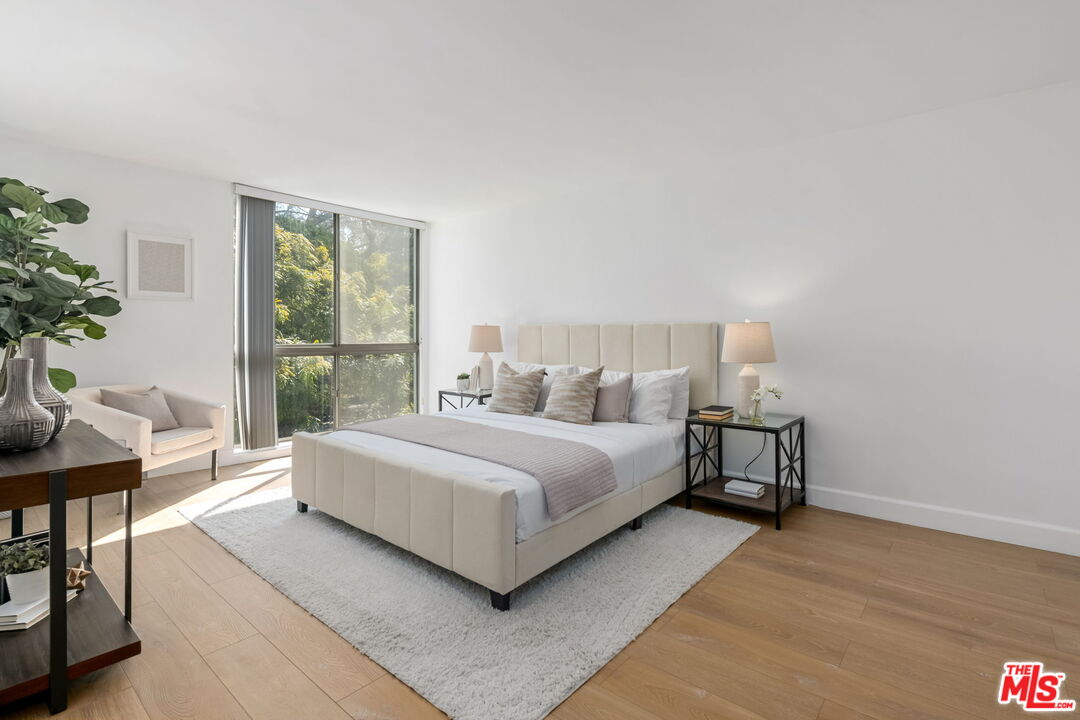 1015 N Kings Rd Unit: 302