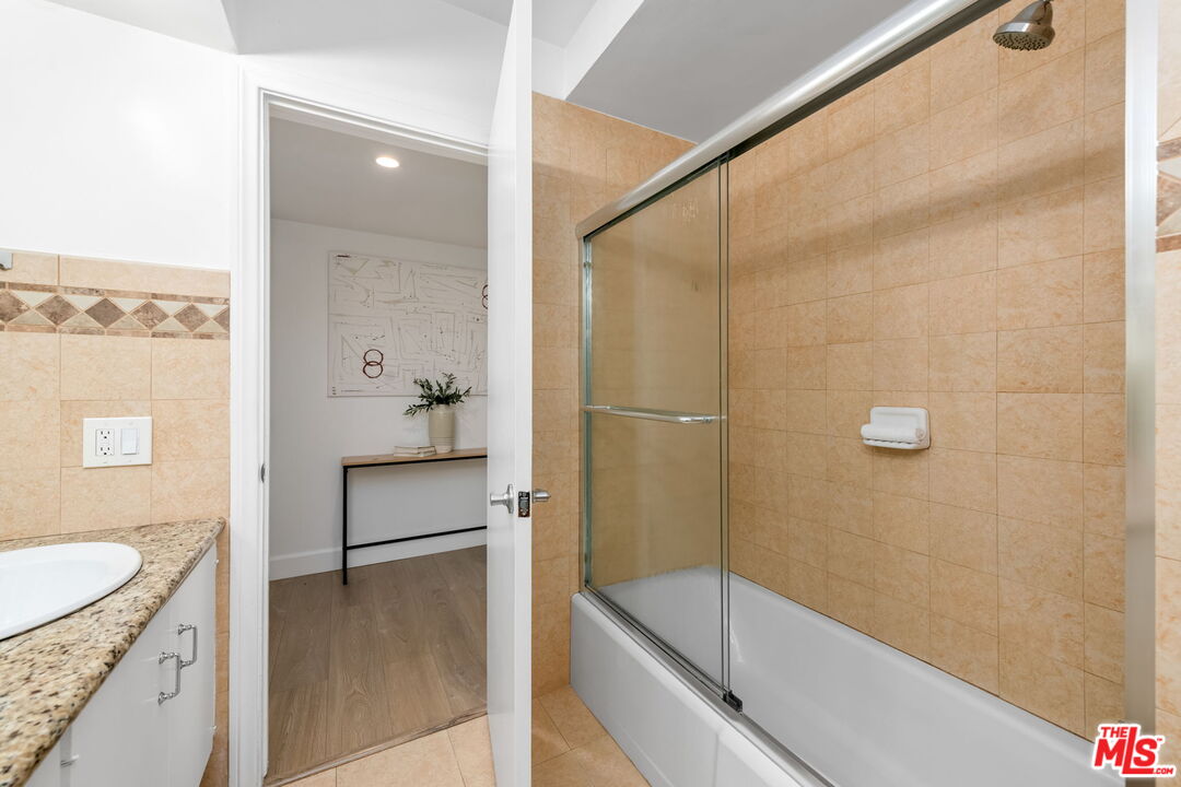 1015 N Kings Rd Unit: 302