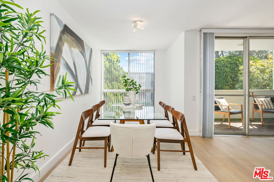 1015 N Kings Rd Unit: 302