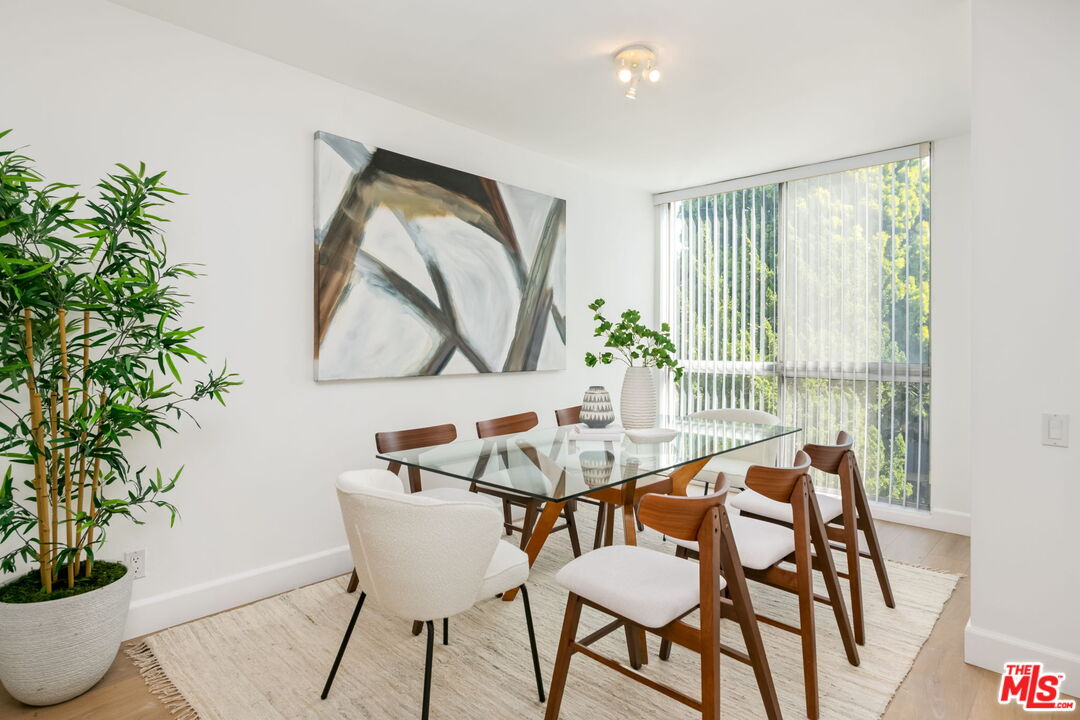 1015 N Kings Rd Unit: 302