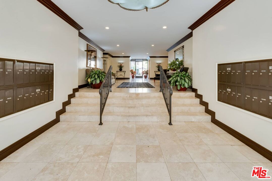 1015 N Kings Rd Unit: 302