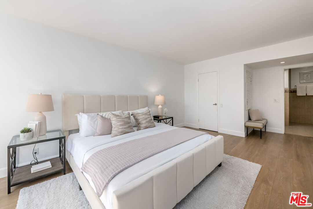 1015 N Kings Rd Unit: 302