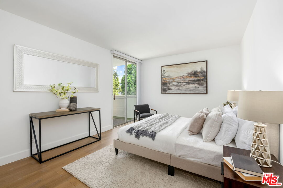 1015 N Kings Rd Unit: 302