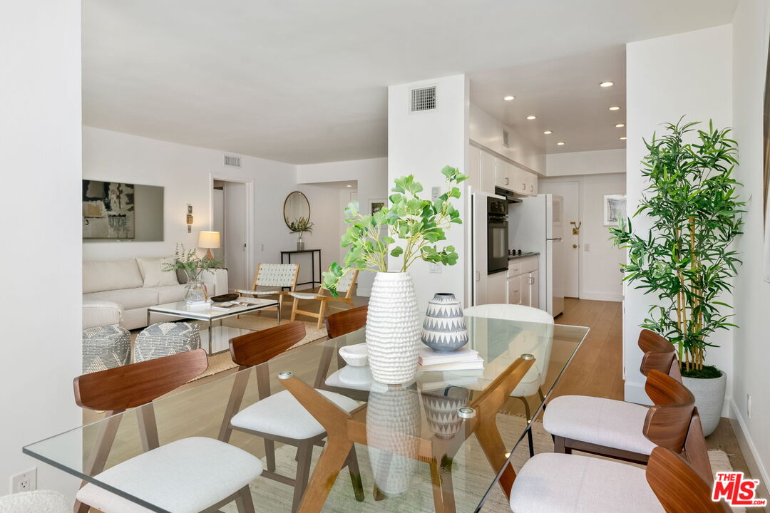 1015 N Kings Rd Unit: 302