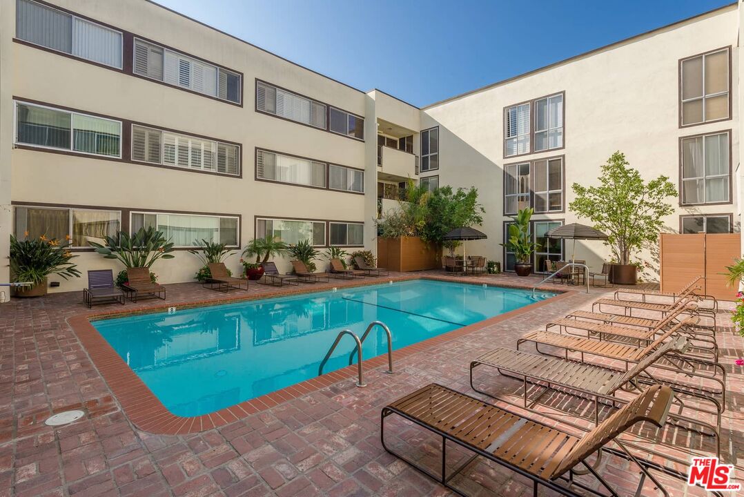 1015 N Kings Rd Unit: 302