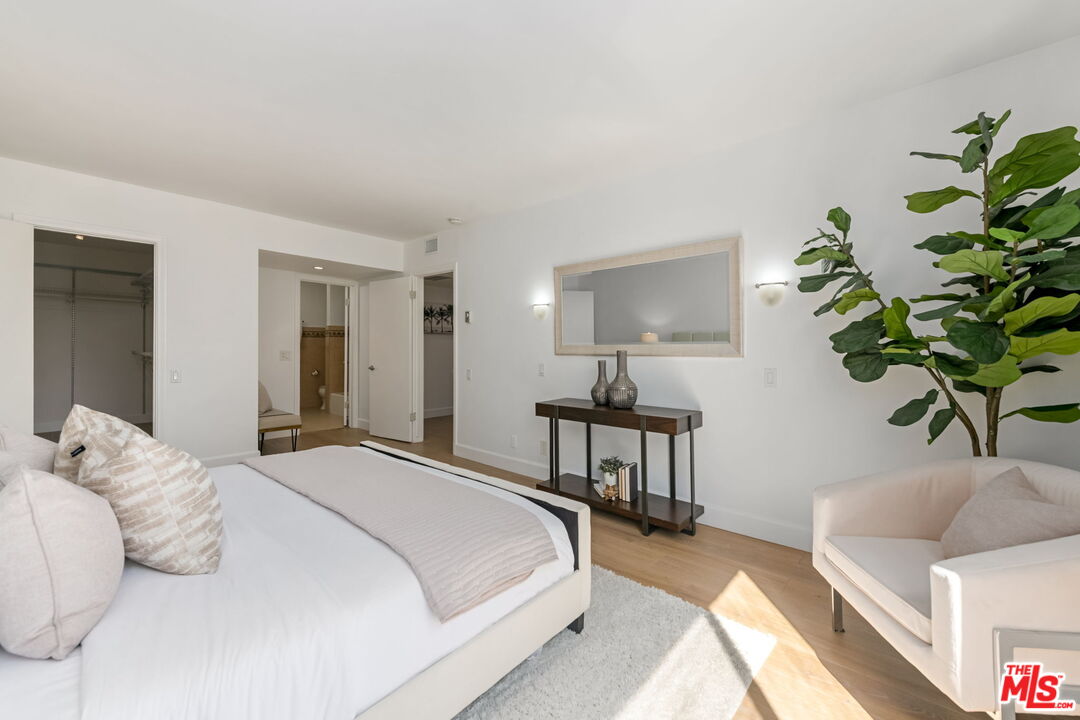 1015 N Kings Rd Unit: 302