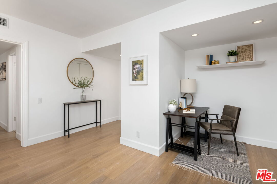 1015 N Kings Rd Unit: 302