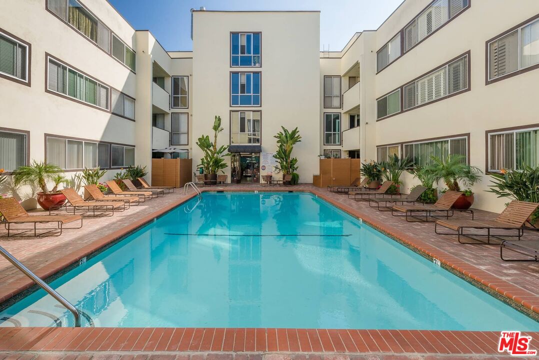 1015 N Kings Rd Unit: 302