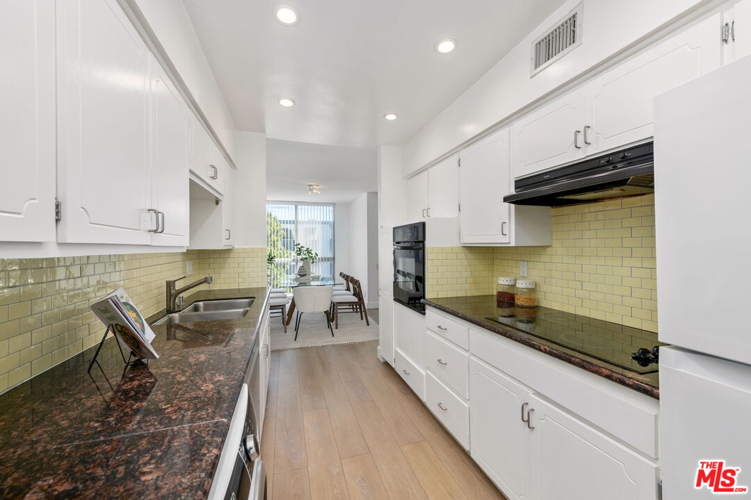 1015 N Kings Rd Unit: 302