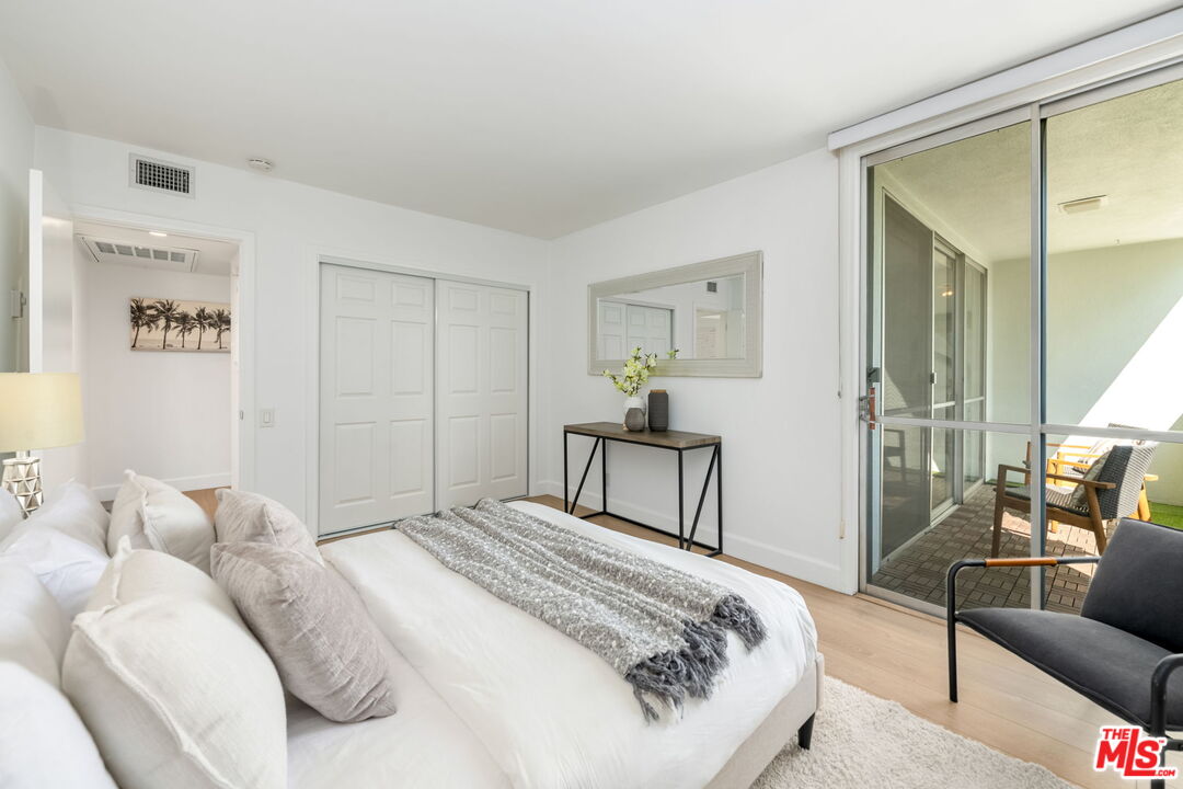 1015 N Kings Rd Unit: 302