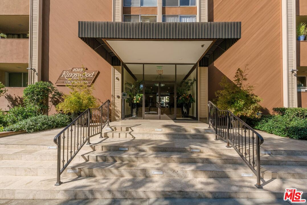 1015 N Kings Rd Unit: 302