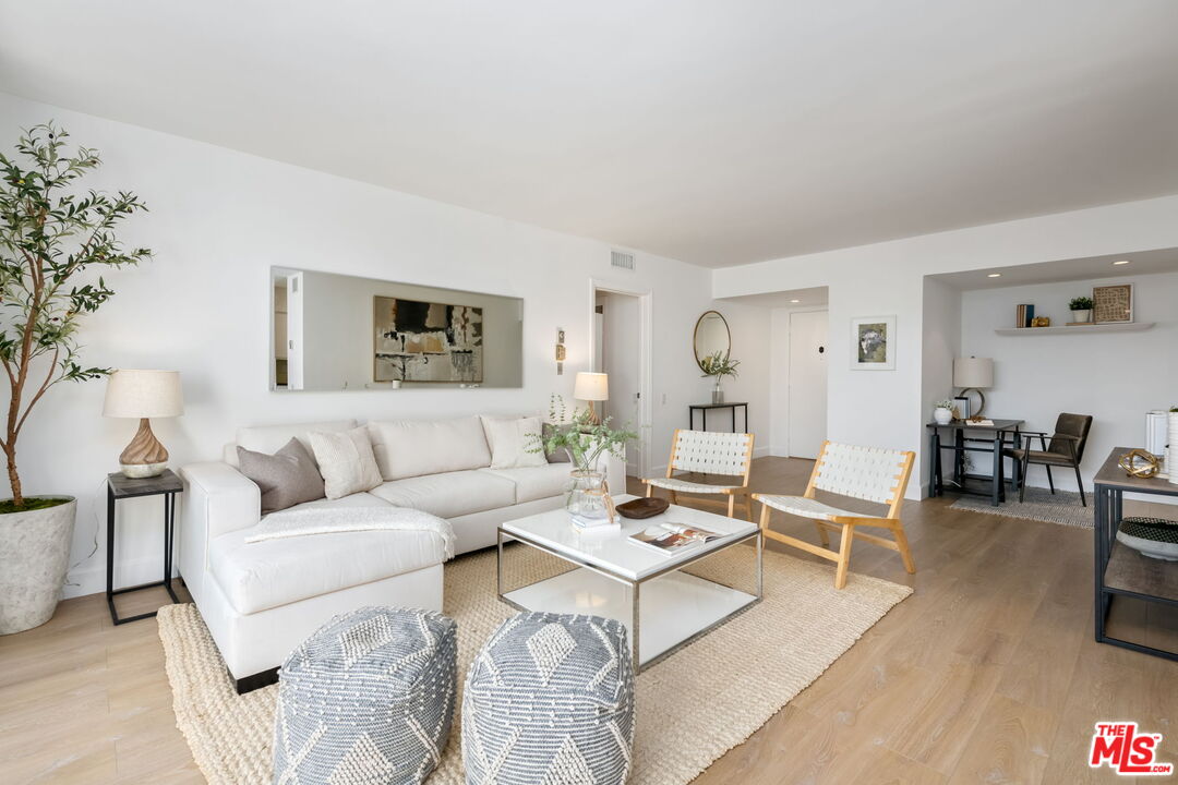 1015 N Kings Rd Unit: 302