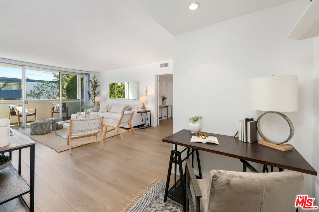 1015 N Kings Rd Unit: 302