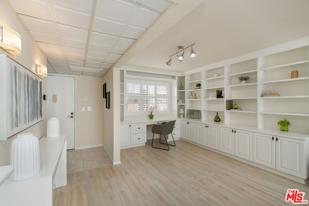 12801 Moorpark St Unit: 116