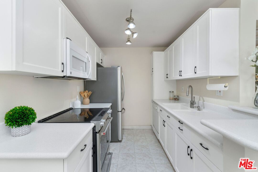 12801 Moorpark St Unit: 116