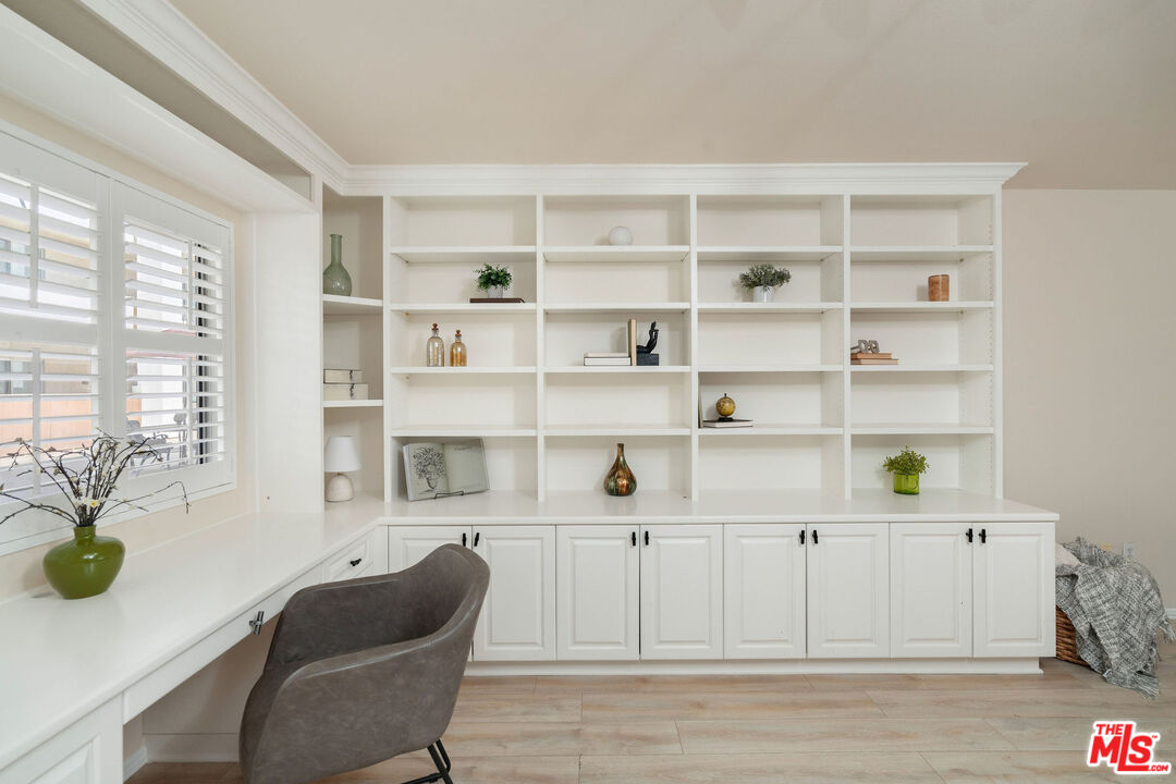 12801 Moorpark St Unit: 116