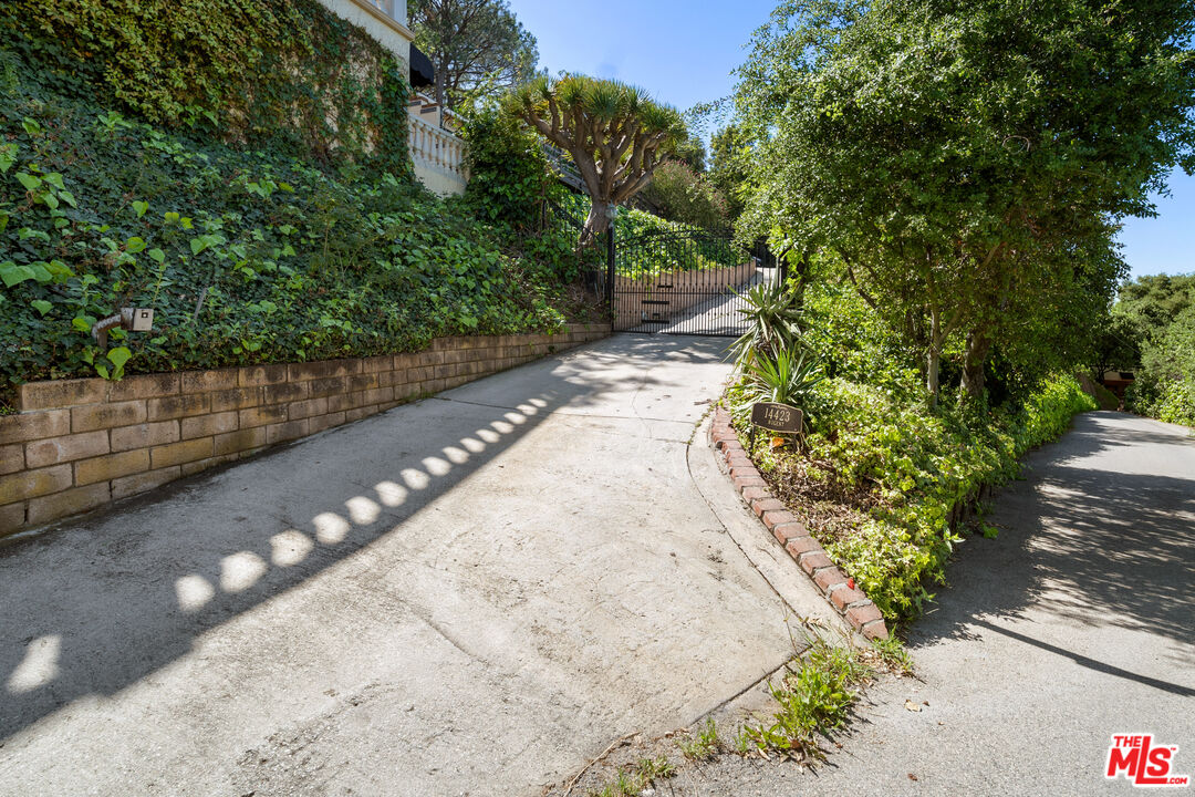 14423 Mulholland Dr