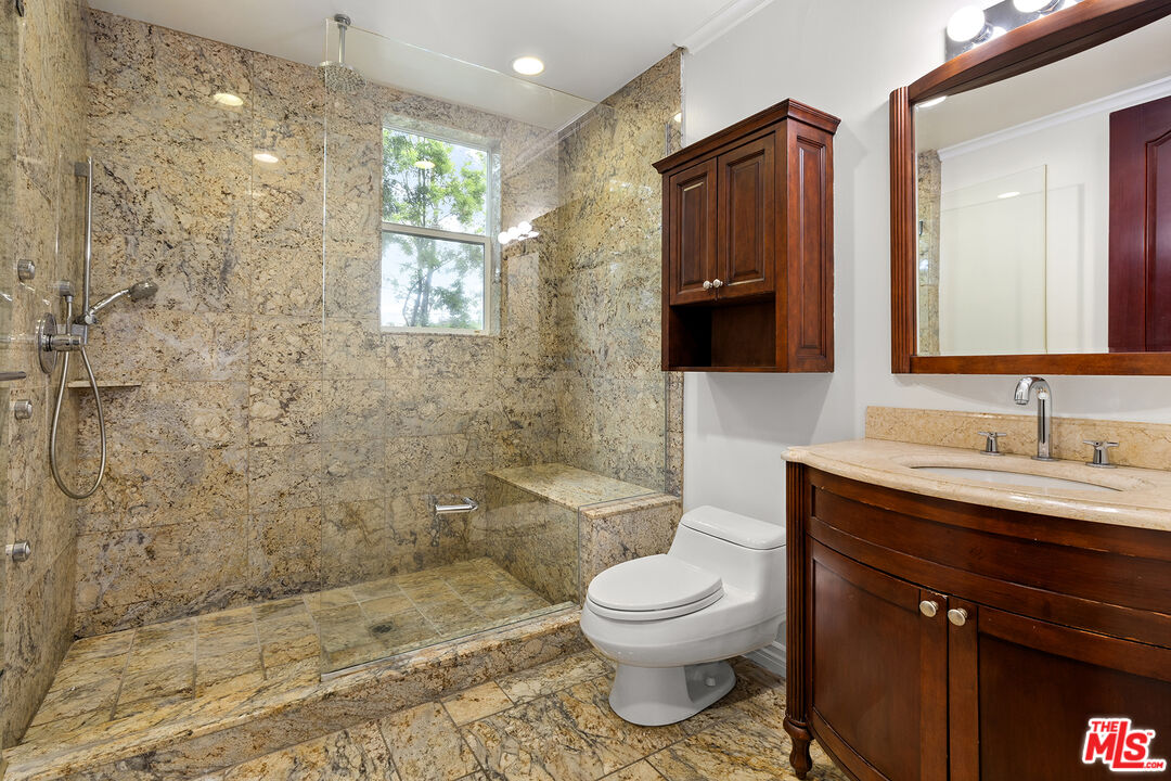 632 N Kings Rd Unit: 201