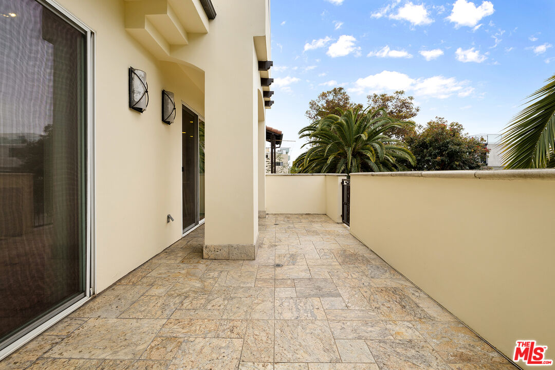 632 N Kings Rd Unit: 201