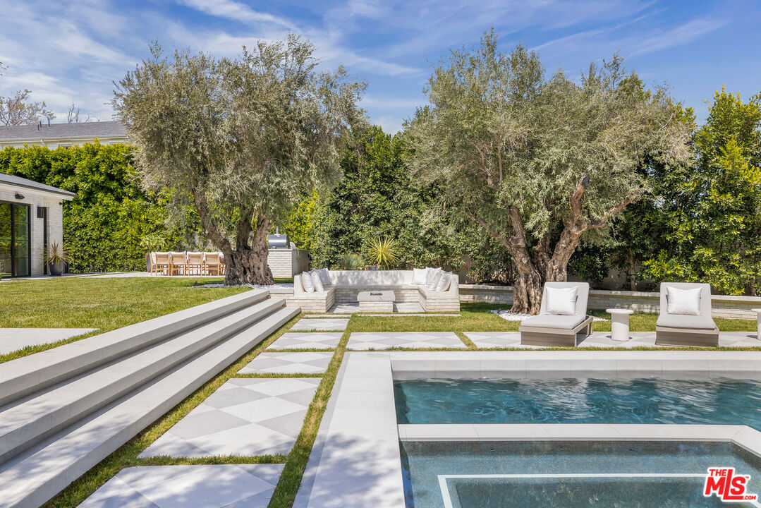 1220 Corsica Dr