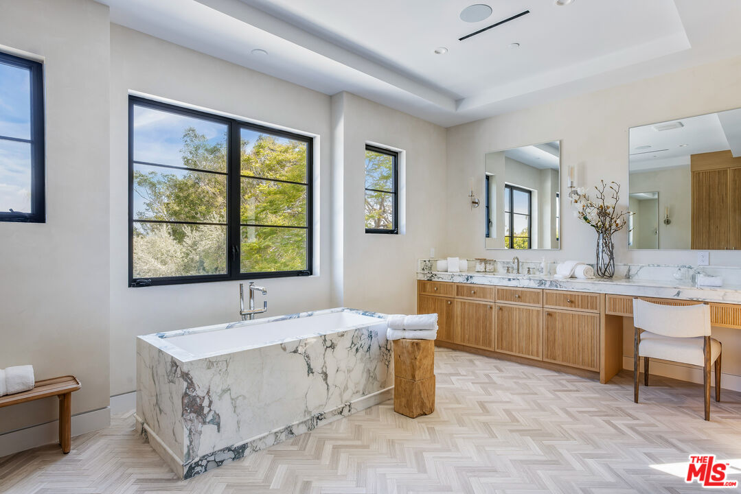 1220 Corsica Dr