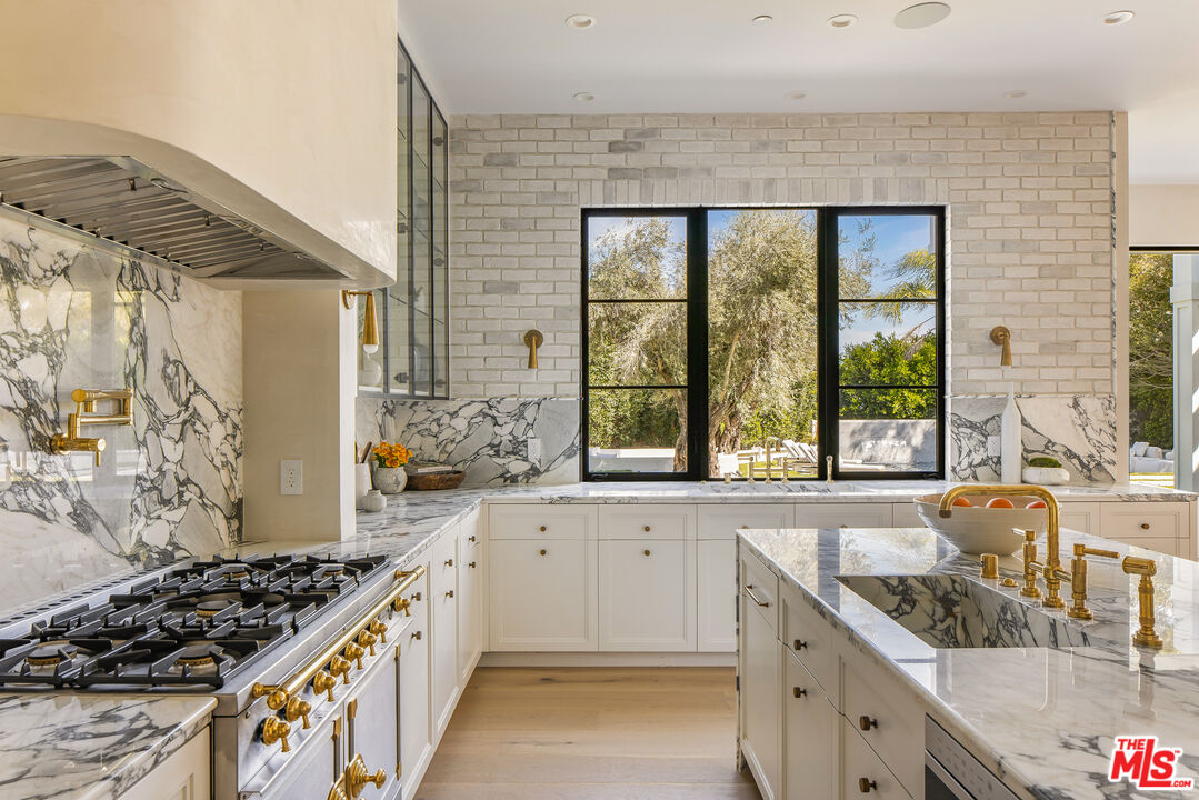 1220 Corsica Dr
