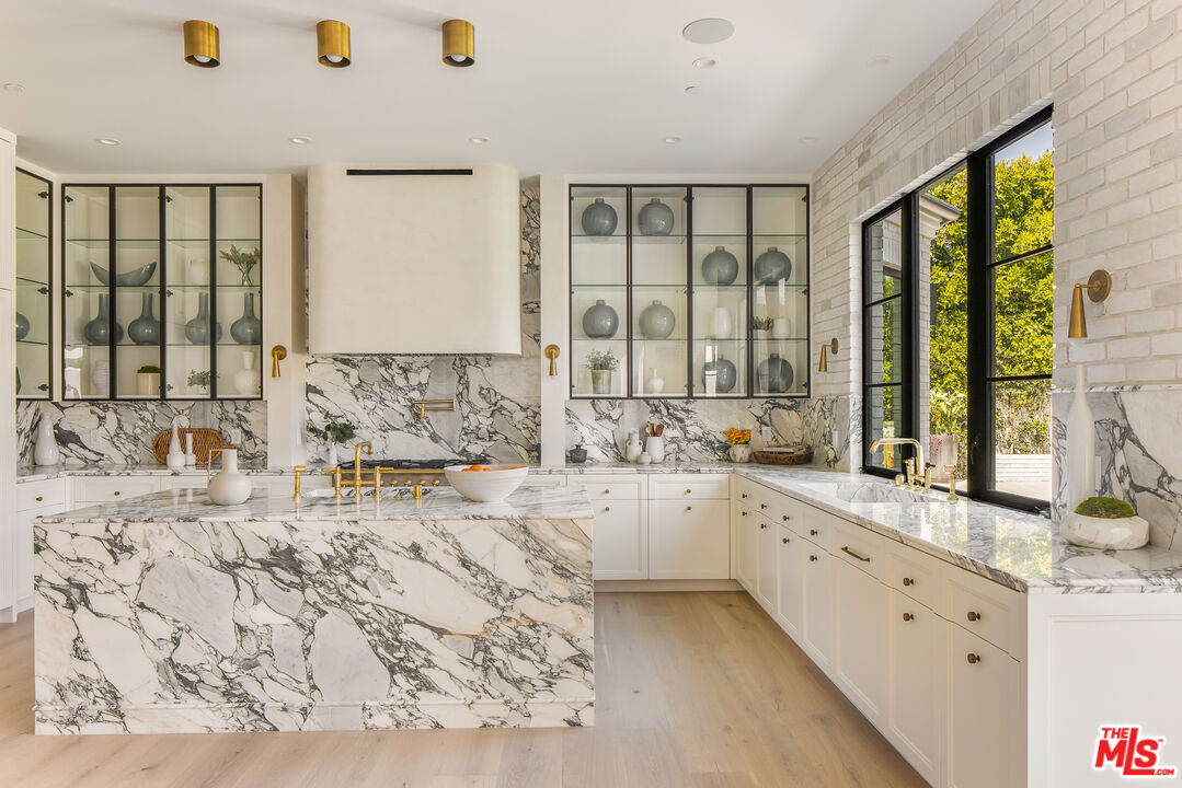 1220 Corsica Dr