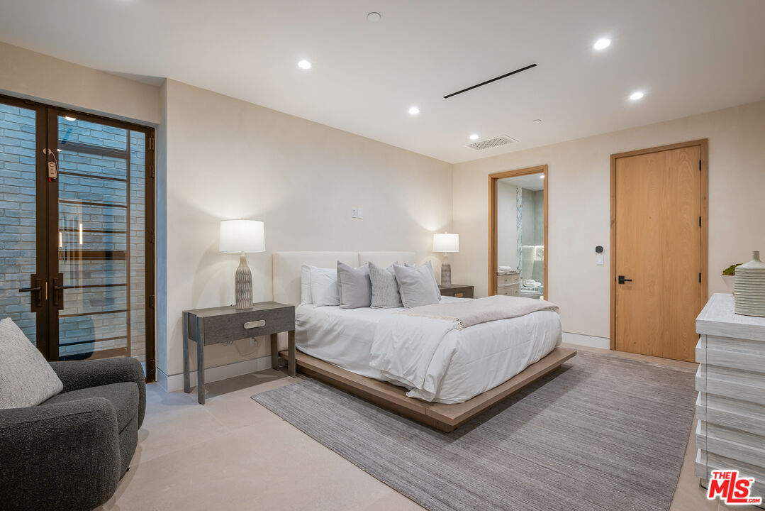 1220 Corsica Dr