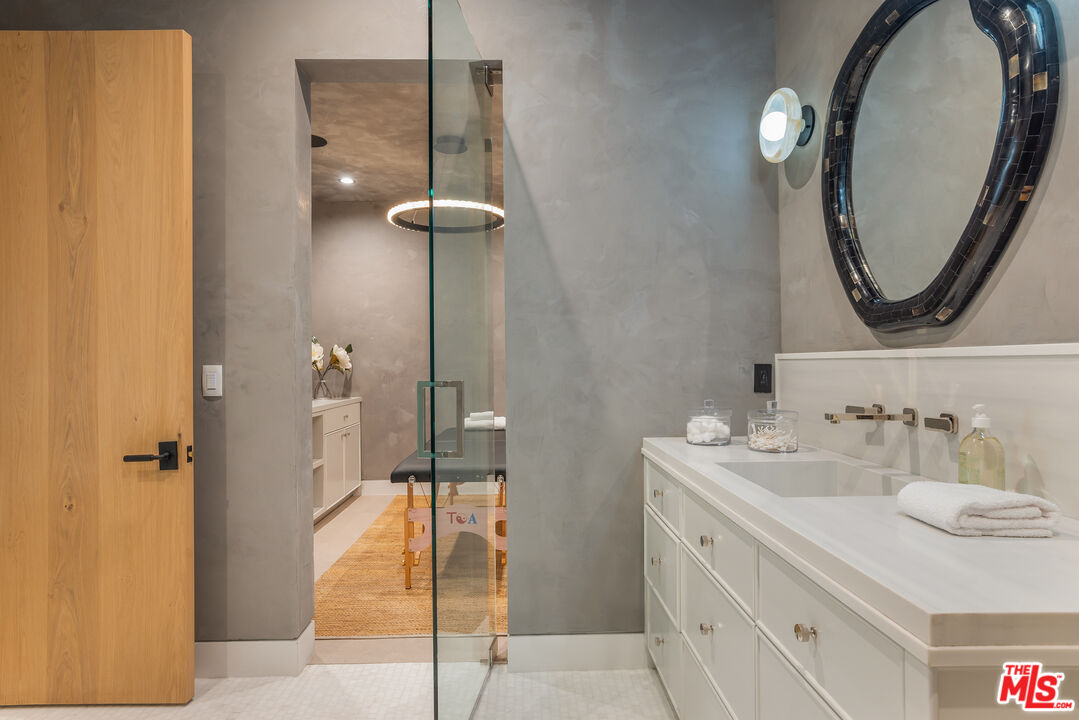 1220 Corsica Dr