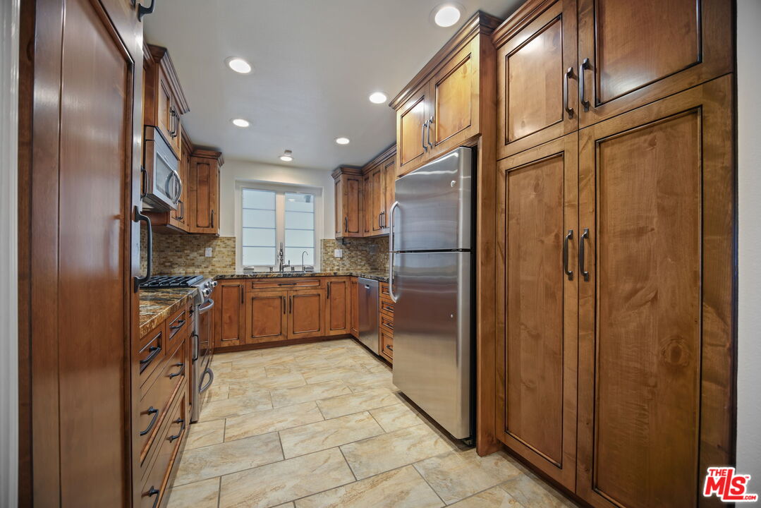 2031 S Bentley Ave Unit: 102