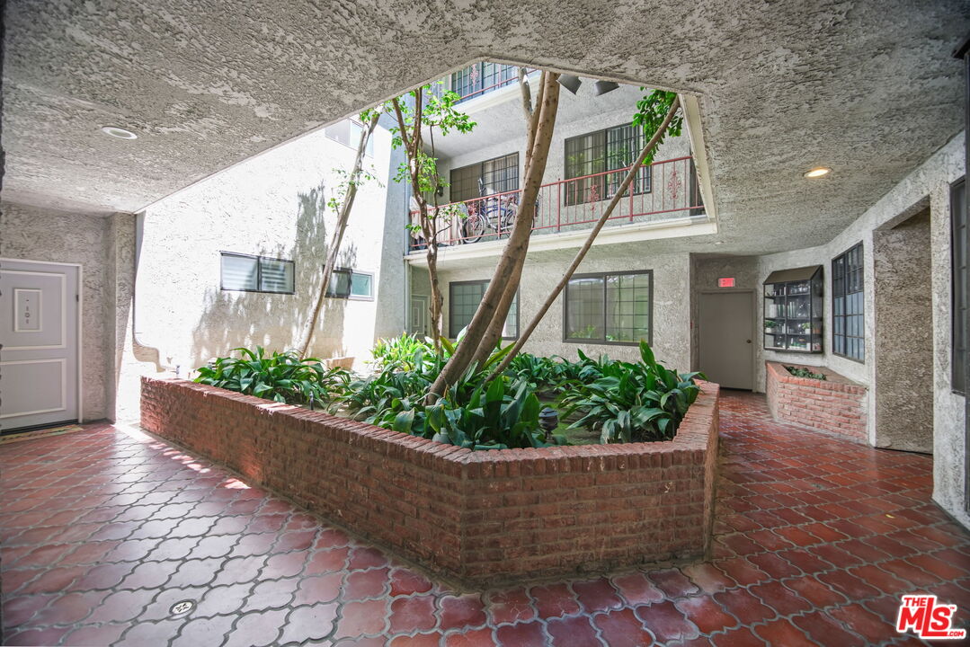 2031 S Bentley Ave Unit: 102