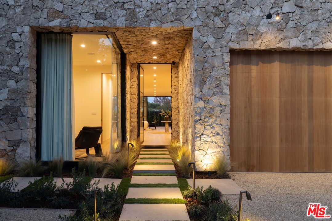 10323 Valley Spring Ln