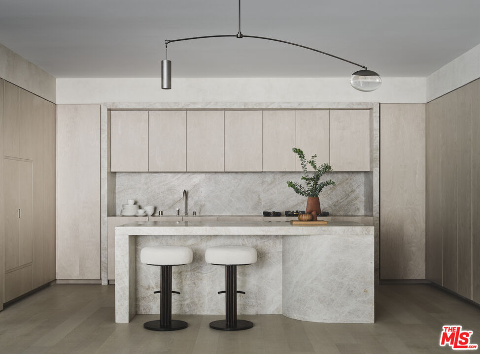 9200 Wilshire Blvd Unit: 203E