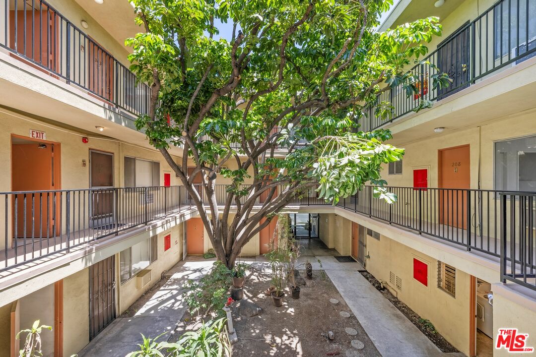 1301 N Mansfield Ave