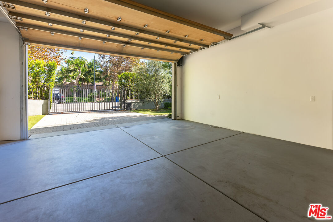 633 N Crescent Heights Blvd