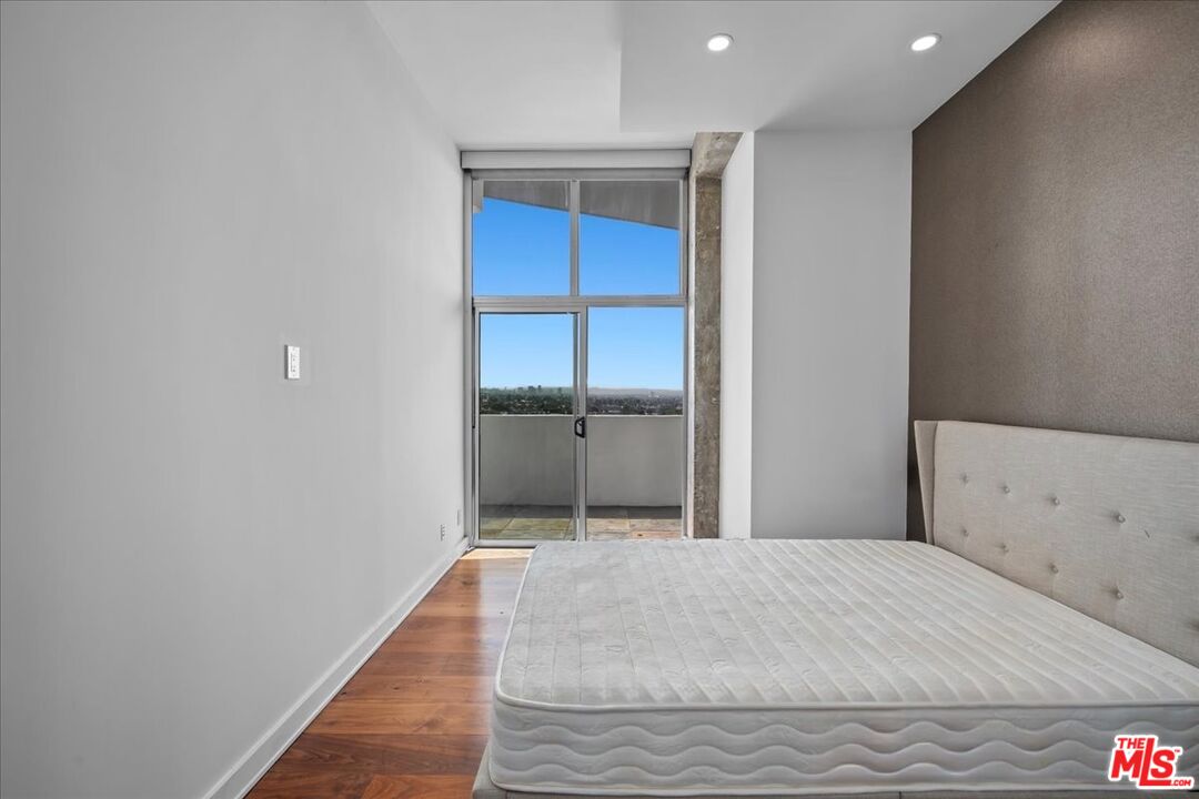 1155 N La Cienega Blvd Unit: PH8