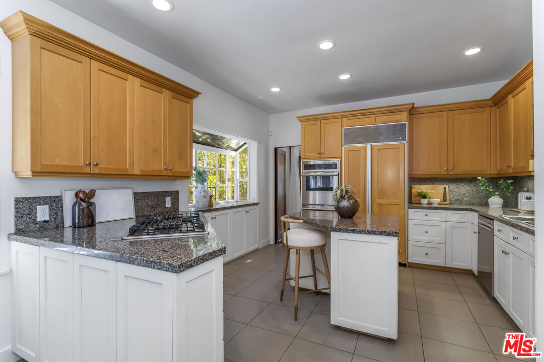 1622 N Orange Grove Ave