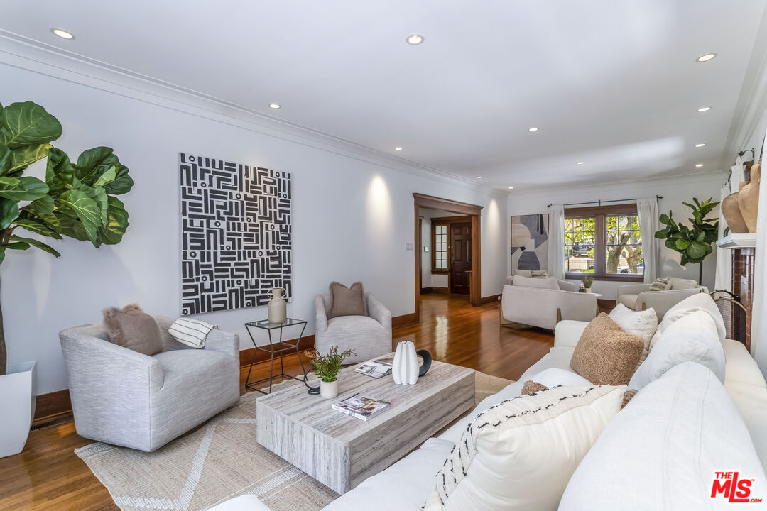 1622 N Orange Grove Ave