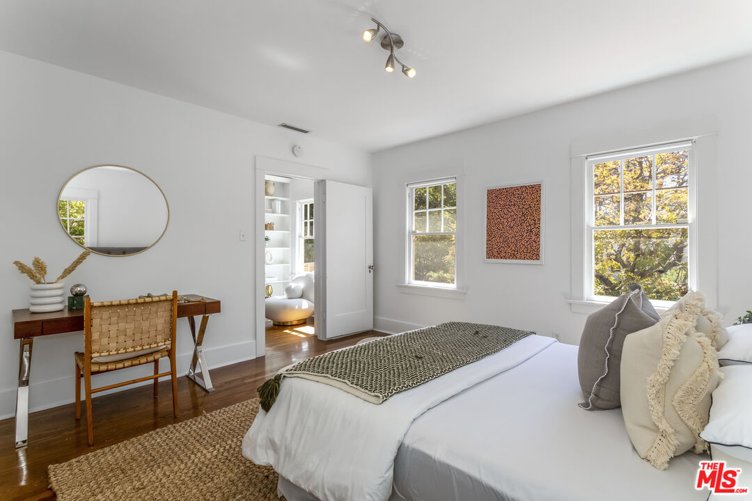 1622 N Orange Grove Ave