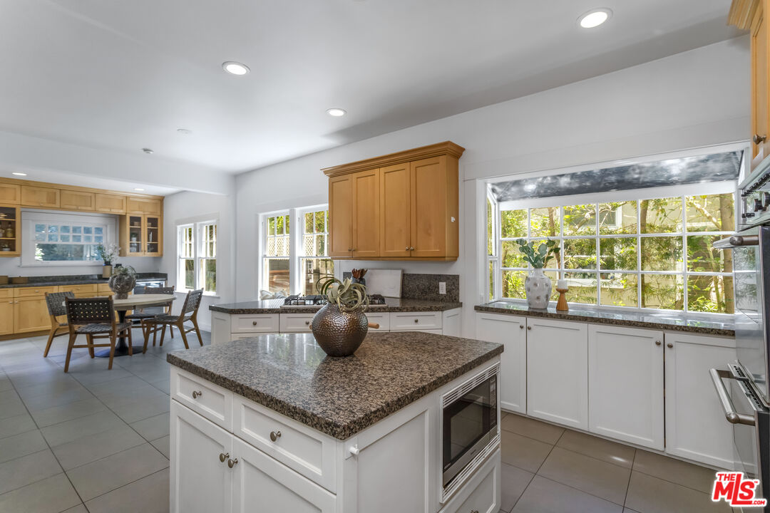 1622 N Orange Grove Ave