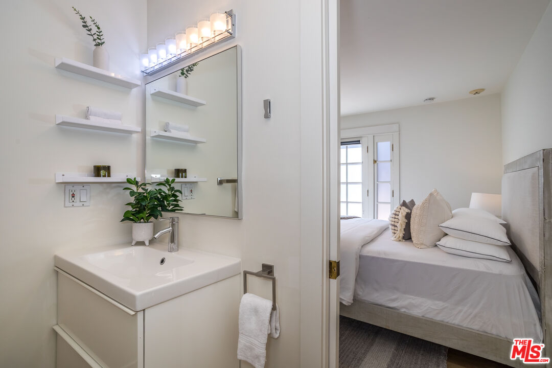 1622 N Orange Grove Ave