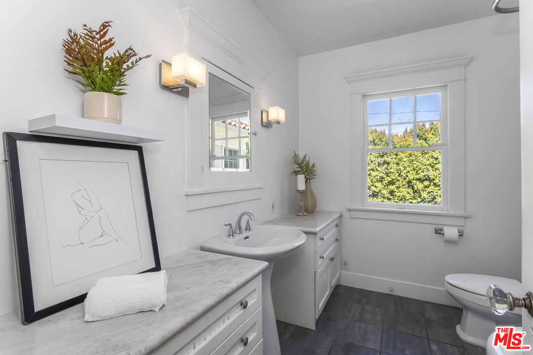 1622 N Orange Grove Ave