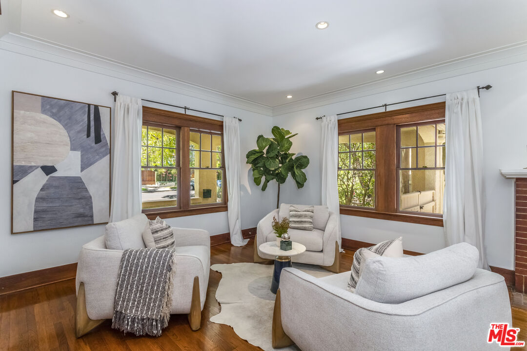 1622 N Orange Grove Ave