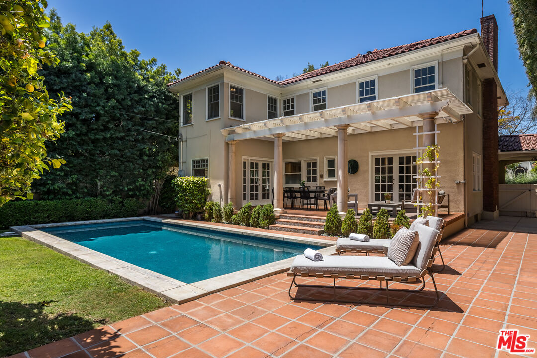 1622 N Orange Grove Ave