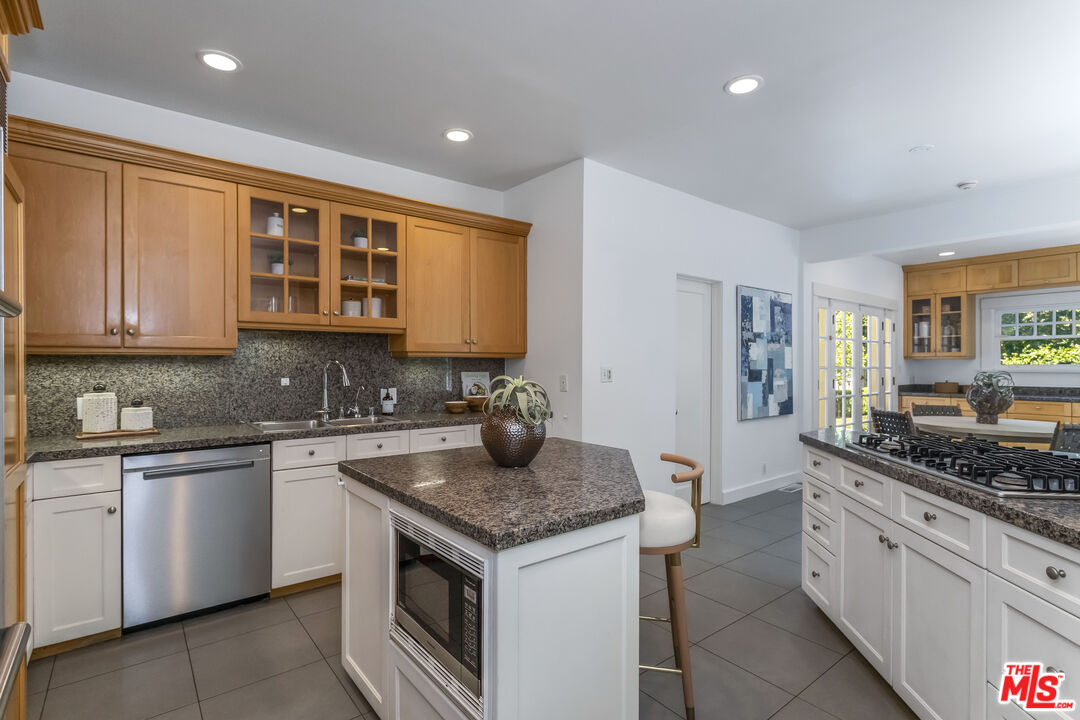 1622 N Orange Grove Ave