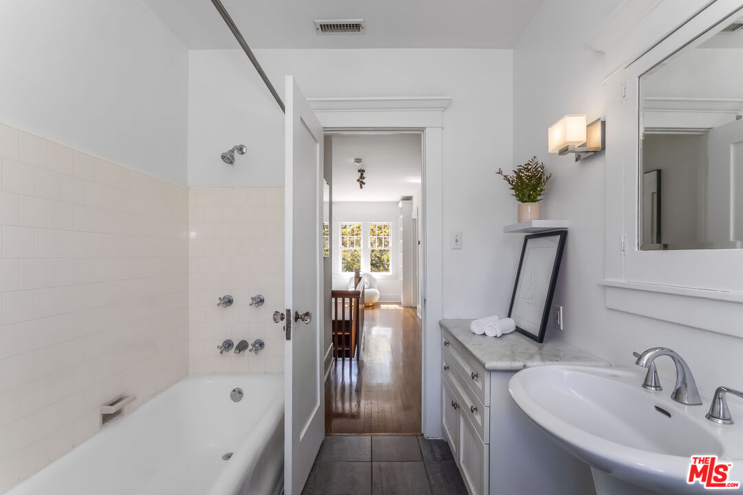 1622 N Orange Grove Ave