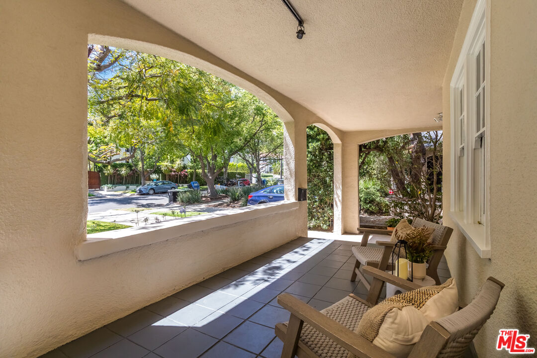 1622 N Orange Grove Ave