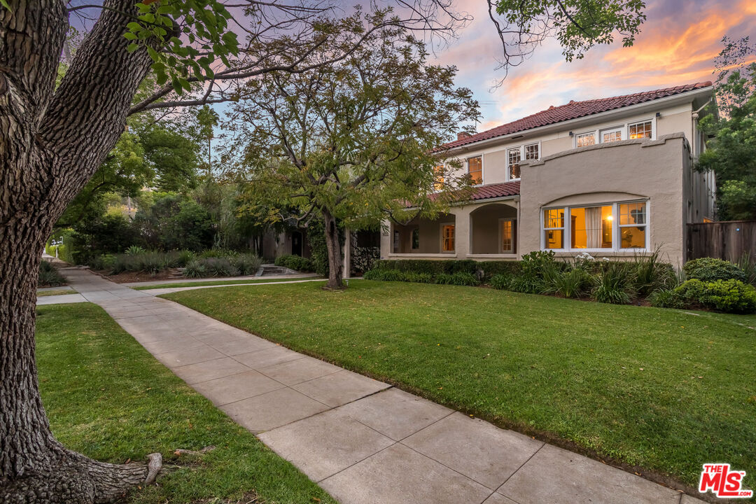 1622 N Orange Grove Ave