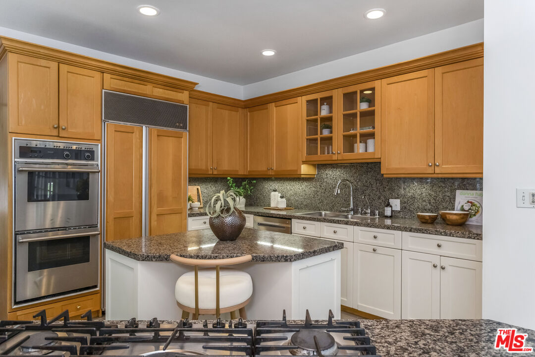 1622 N Orange Grove Ave