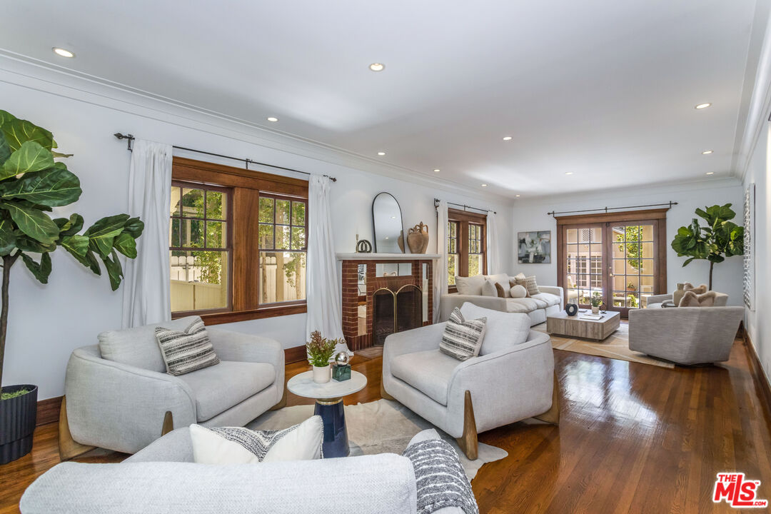 1622 N Orange Grove Ave